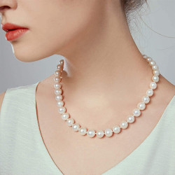 Celina	Elegant pearl necklace