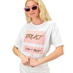 Γυναικείο T-shirt με τύπωμα και στρας TRUST